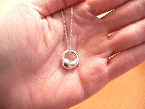 Tiffany Co Peretti Eternal Love Circle Necklace Pendant Charm 17 Inch Longer Chain Silver Gift
